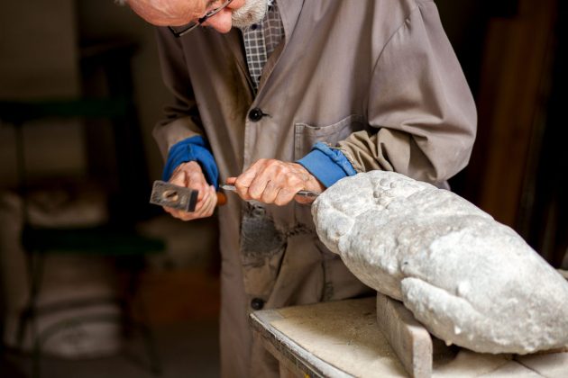 Raimer Jochims an seinem Arbeitsplatz am Eliashof